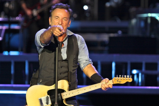 Kaksikymmentä vuotta sitten the Bossin nimen tietämättömyys olisi ollut aukko yleissivistyksessä. Nyt Springsteen on kuitenkin jo eilisen sankareita. Keikat vetävät, mutta levymyynti on vähäistä. Rolling Stones valitsi hänet muutama vuosi sitten maailman parhaaaksi keikkamuusikoksi. (#69)