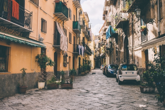 Sisilialainen katu on ihana. Siellä suositaan pieniä autoja kätevyyden vuoksi. Tuhat vuotta sitten kaikki oli samanlaista, mutta autojen tilalla oli hevoset. Sisiliasssa mikään ei muutu, ellei ole pakko. (#73)